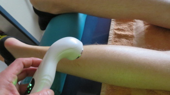 Ultraschall Therapie am Bein